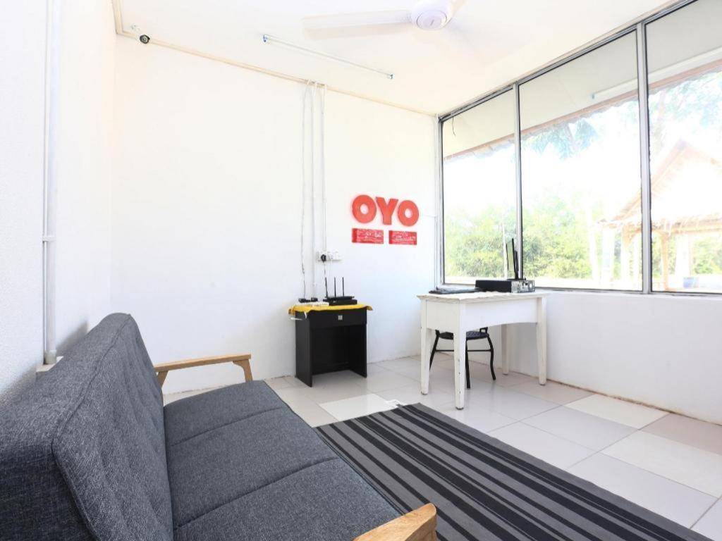 Oyo 89607 Aloha Chalet Kampung Raja Exteriér fotografie